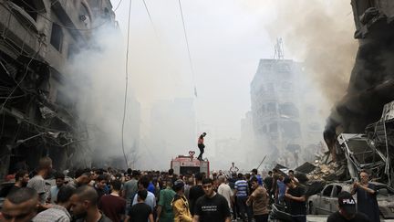 Des Palestiniens recherchent des survivants après une frappe israélienne dans le camp de réfugiés de Jabalia, dans la bande de Gaza, lundi 9 octobre 2023. (MAHMUD HAMS / AFP)