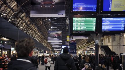 Le hall de la gare de l'Est, dont le trafic a &eacute;t&eacute; paralys&eacute; au d&eacute;part et &agrave; l'arriv&eacute;e, le 17 f&eacute;vrier 2015. (KENZO TRIBOUILLARD / AFP)