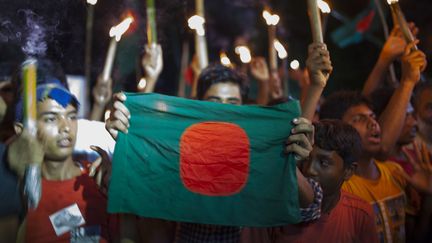 Des habitants de l'enclave indienne de&nbsp;Masaldanga c&eacute;l&egrave;brent l'entr&eacute;e en vigueur de la loi qui rattache&nbsp;leur territoire au Bangladesh, le 1er ao&ucirc;t 2015. (ZAKIR HOSSAIN CHOWDHURY / AFP)