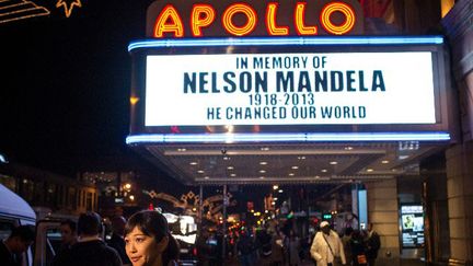 L'hommage de l'Apollo Theater de New York à Nelson Mandela
 (Andrew Burton / GETTY IMAGES NORTH AMERICA / AFP)