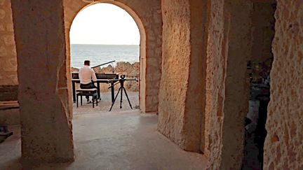 Le pianiste Vivian Roost partcipe à l'opération Evasion Musicale et joue sa musique dans les grottes de Meschers (Charente-Maritime) (France 3 Nouvelle Aquitaine)