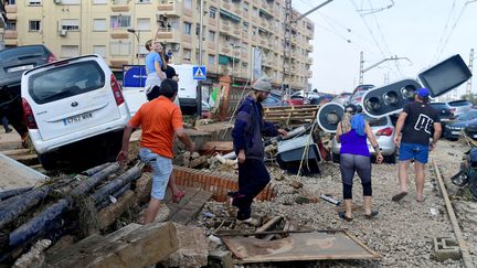 Les habitants de Sedavi, dans la banlieue de Valence, constatent les dégâts après les inondations. Les routes et les rails de train ont été endommagés, rendant les déplacements très compliqués. (JOSE JORDAN / AFP)