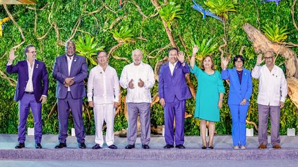 Le ministre des Affaires étrangères de l'Equateur, le Premier ministre du Guyana, les présidents colombien, brésilien, bolivien, péruvien, le vice-président vénézuélien et le ministre des Affaires étrangères du Suriname lors du Sommet de Belem, au Brésil, le 8 août 2023. (RICARDO STUCKERT / BRAZILIAN PRESIDENCY)