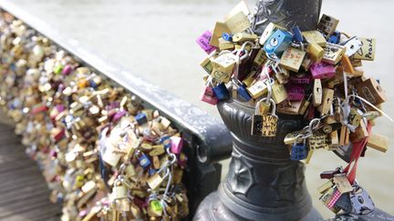 &nbsp; (Le pont des Arts rempli de "cadenas d'amour" © Maxppp / Christophe Morin)