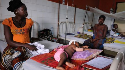 Des survivants de l'attaque survenue dans la nuit du 2 au 3 d&eacute;cembre, &agrave; Boali, dans un h&ocirc;pital de Bangui, en Centrafrique, mercredi 4 d&eacute;cembre 2013. (SIA KAMBOU / AFP)