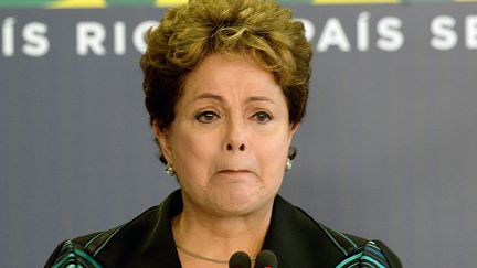 La pr&eacute;sidente br&eacute;silienne Dilma Rousseff est &eacute;mue aux larmes pendant un discours &agrave; l'occasion de la c&eacute;r&eacute;monie de pr&eacute;sentation du rapport final de la Commission de la V&eacute;rit&eacute; &agrave; Brasilia (Br&eacute;sil), le 10 d&eacute;cembre 2014. (EVARISTO SA / AFP)