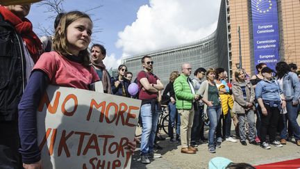 Une manifestation contre Victor Orban le 15&nbsp;avril 2018 à Bruxelles. (WIKTOR DABKOWSKI / WIKTOR DABKOWSKI)