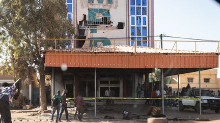 Le siège de campagne du&nbsp;Mouvement pour le progrès du peuple (MPP), le parti au pouvoir, a été incendié à Ouagadougou&nbsp;par un groupe de jeunes soutenant le rôle de l'armée et opposés au président Roch Marc Christian Kaboré, le 23 janvier 2022. (OLYMPIA DE MAISMONT / AFP)