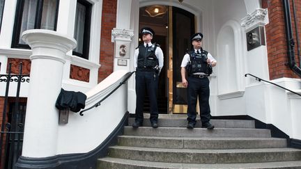 Des policiers de Londres attendent le 15 ao&ucirc;t 2012 devant la principale porte de l'ambassade de l'Equateur &agrave; Londres (Grande-Bretagne), o&ugrave; Julian Assange, le fondateur de WikiLeaks, s'est r&eacute;fugi&eacute;. (WILL OLIVER / AFP)