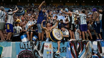 Des supporters argentins lors du match Argentine-Mexique, le 26 novembre 2022 au Qatar. (JUAN MABROMATA / AFP)