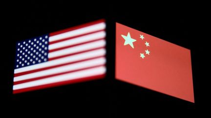 Le drapeau des Etats-Unis et celui de la Chine, sur l'écran d'un smartphone, le 15 mai 2022. (JAKUB PORZYCKI / NURPHOTO / AFP)