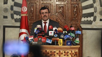 Le Premier ministre tunisien, Ali&nbsp;Larayedh, s'exprime lors d'une conf&eacute;rence de presse, le 23 octobre 2013 &agrave; Tunis.&nbsp; (ZOUBEIR SOUISSI / REUTERS)