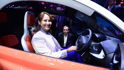 Ségolène Royal pose dans une voiture électrique Renault, le 1er octobre 2016, au Salon de l'automobile, à Paris. (MIGUEL MEDINA / AFP)