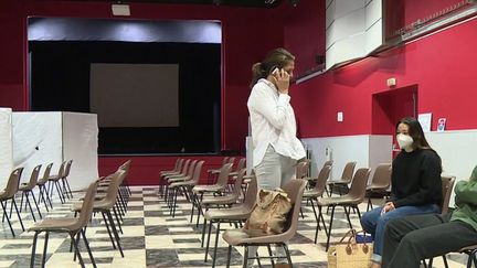 Dans un&nbsp;centre de vaccination anti-Covid&nbsp;à Saint-Anthonin-Noble-Val (Tarn-et-Garonne), les sièges sont vides, et la salle d'attente quasi déserte, en plein été. (CAPTURE ECRAN FRANCE 2)