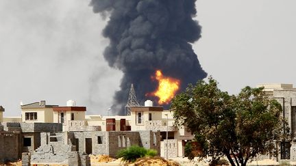 Un incendie dans un d&eacute;p&ocirc;t d'hydrocarbures ravage un quartier au sud de Tripoli (Libye), le 27 juillet 2014. (MAHMUD TURKIA / AFP)