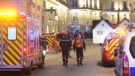 &nbsp; (Des pompiers sur le marché de Noël de Nantes © Maxppp)