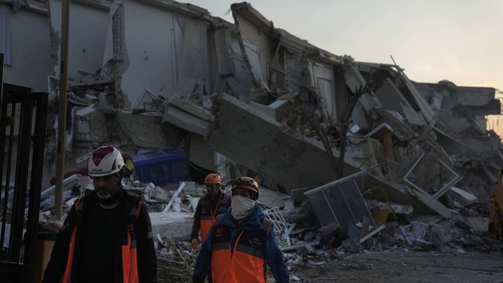 Des secouristes cherchent des survivants dans les décombres de la résidence Rönesans, à Antakya (Turquie), le 9 février 2023. (KHALIL HAMRA / AP / SIPA)