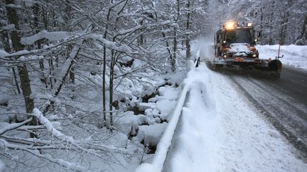 Un chasse-neige sur une route pr&egrave;s de Bocognano, en Corse, le 12 f&eacute;vrier 2012. (PASCAL POCHARD-CASABIANCA / AFP)