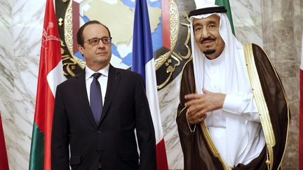 Le pr&eacute;sident fran&ccedil;ais,&nbsp;Fran&ccedil;ois Hollande, et le roi d'Arabie saoudite,&nbsp;Salmane ben Abdelaziz Al-Saoud,&nbsp;le 5 mai 2015, &agrave; Riyad (Arabie saoudite). (CHRISTOPHE ENA / AFP)