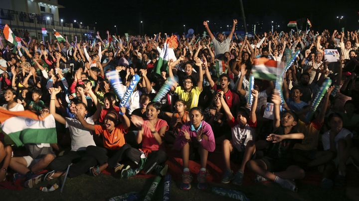 Les supporters de la joueuse indienne de badminton P.V. Sindhu manifestent leur joie pendant la finale olympique, dans les rues d'Hyberabad, en Inde, le 19 août 2016. (MAHESH KUMAR A./AP/SIPA / AP)