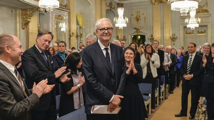 Patrick Modiano applaudi dans la salle de la Bourse de l'Académie suédoise
 (ANDERS WIKLUND / TT NEWS AGENCY / AFP)