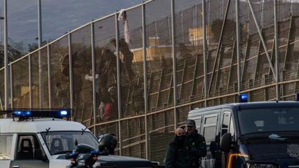 Migrants tentant d'entrer dans l'enclave espagnole de Melila. (mars 2014) (LAURA TÁRRAGA GARRIDO / NURPHOTO)