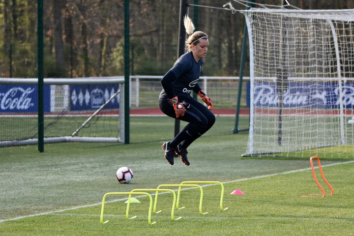 Solène Durand, gardienne de l'équipe de France de football, à l'entraînement à Clairefontaine (Yvelines), le 1er avril 2019. (MELANIE LAURENT / A2M SPORT CONSULTING)