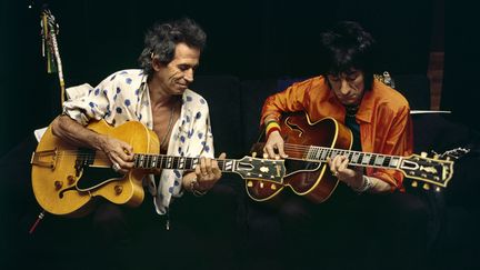 Keith Richards et Ron Wood des Rolling Stones dans les coulisses du Stade de France (Saint-Denis, Paris) en 1998. (CLAUDE GASSIAN)