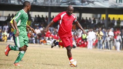 George Weah, en rouge, lors d'un match de football caritatif, deux jours avant son entrée en fonction en tant que président du Libéria, le 20 janvier 2018. (AHMED JALLANZO / EPA)