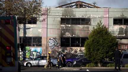 Le bâtiment d'un&nbsp;collectif d'artistes à Oakland (Californie), ravagé par un incendie dans la nuit du 3 au 4 décembre 2016.&nbsp; (STEPHEN LAM / REUTERS)