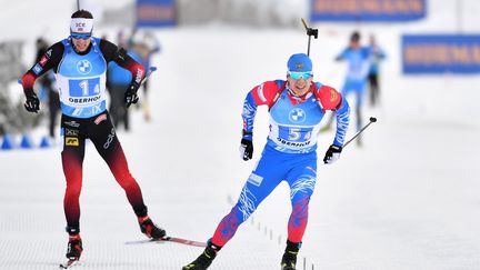  Eduard Latypov (Russie, à dr.) au sprint lors du relais mixte à Oberhof. (MARTIN SCHUTT / DPA)