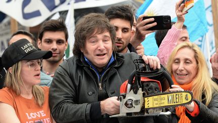 Javier Milei avec une tronçonneuse, lors d'un meeting politique, à La Plata en Argentine, le 22 octobre 2023. (MARCOS GOMEZ / AG LA PLATA)