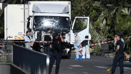 &nbsp; (Un des suspects apparaît sur une photo dans le camion utilisé pour l'attentat © AFP/ANNE-CHRISTINE POUJOULAT)