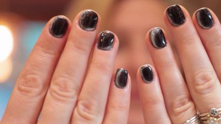 En quelques années, des bars à ongles ont fleuri dans toutes les villes. Ce sont souvent de petites boutiques avec un ou deux employés. Les soins sont rapides, pas chers. Mais que valent vraiment ces salons ? (France 2)