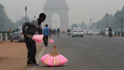 Un vendeur de barbe à papa à New Delhi (Inde) en décembre 2017 (SAJJAD HUSSAIN / AFP)