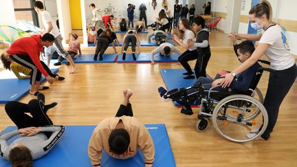 L'association "Sourire à la vie" accueille de jeunes patients dans son local "Phare de sourires", à Marseille, ici le 11 février 2019. (VALERIE VREL / MAXPPP)