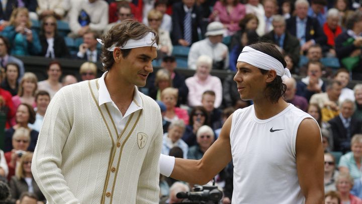 A gauche, Roger Federer, vêtu d'un cardigan crème aux coutures dorées. A droite, Rafael Nadal, débardeur sans manches, prêt à aller au combat. L'antagonisme parfait entre les deux rivaux avant leur finale historique de Wimbledon, le 6 juillet 2008. (ADRIAN DENNIS / AFP)