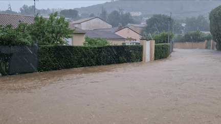 Dans le sud du pays, plusieurs départements ont été touchés par de fortes intempéries. Dans le Var, la pluie a inondé certaines routes, tandis que le Gard a également été victime de gros orages. (FRANCEINFO)