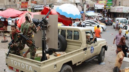 Des combattants séparatistes conduisent leur pick up à Aden, le 8 août 2019 (NABIL HASAN / AFP)