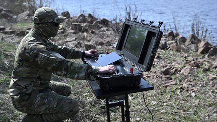 Un soldat ukrainien de la Direction principale du renseignement, le 11 avril 2024. (GENYA SAVILOV / AFP)