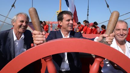 Le Premier ministre Manuel Valls &agrave; bord de "L'Hermione", au large de La Rochelle, le 29 ao&ucirc;t 2015.&nbsp; (JEAN-PIERRE MULLER / AFP)