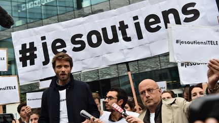 Le président de la société des journalistes d'i-Télé devant le siège de Canal+ à Boulogne-Billancourt (Hauts-de-Seine), le 25 octobre 2016. (CHRISTOPHE ARCHAMBAULT / AFP)