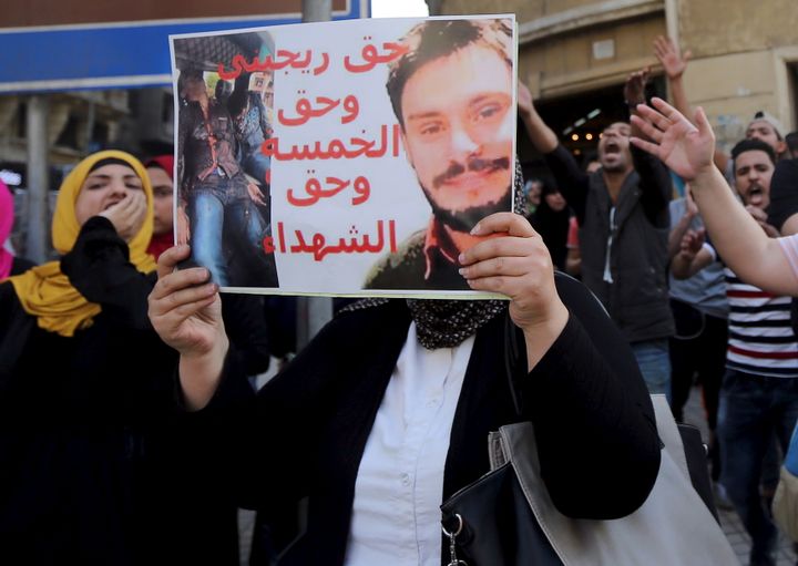 Lors d'une manifestation au Caire le 15 avril 2016, un activiste égyptien tient une affiche appelant à ce que justice soit faite pour le jeune Italien, Giulio Regeni, assassiné au Caire fin janvier 2016. (MOHAMED ABD EL GHANY / REUTERS)