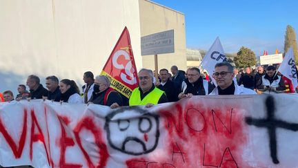 À La Suze-sur-Sarthe, des salariés de l'équipementier automobile Valeo en grève manifestent le 24 octobre 2024. (PRUNE AVEMANI / RADIO FRANCE)