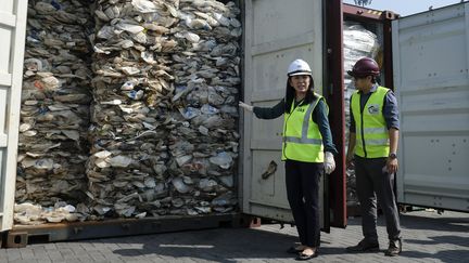 La ministre de l'Environnement, Yeo Bee Yin (gauche), montre des conteneurs de déchets plastiques qui vont être réexpédiés en Australie, le 28 mai 2019 à Kuala Lumpur (Malaisie). (ADLI GHAZALI / ANADOLU AGENCY / AFP)