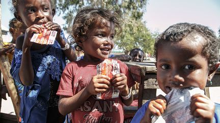 La clinique mobile de Médecins sans frontières, qui se déplace de village en village, offre aux enfants des "plumpy", sachets rectangulaires contenant une pâte alimentaire calorique au goût d'arachide.&nbsp; &nbsp;&nbsp; (RIJASOLO/AFP)