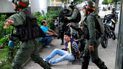 Une manifestation contre le président Nicolas Maduro à Caracas (Venezuela), le 27 juillet 2017. (MARCO BELLO / REUTERS)