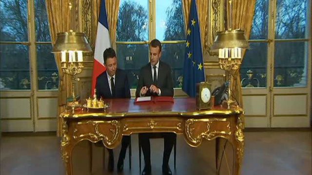 Emmanuel Macron signe trois textes