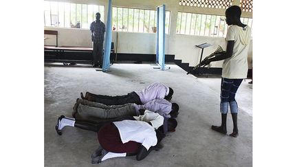 Juba, au Sud-Soudan, le 5 septembre : répétition d’élèves du secondaire. L'Organisation théâtrale du pays forme les étudiants en arts de la scène à jouer la peur ou la violence pour les sensibiliser aux conflits. (REUTERS / Andreea Campeanu )