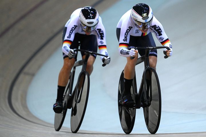 Les Allemandes Lea Sophie Friedrich et Pauline Sophie Grabosch lors de l'épreuve de poursuite aux Mondiaux sur piste 2022, le 12 octobre 2022. (ANNE-CHRISTINE POUJOULAT / AFP)